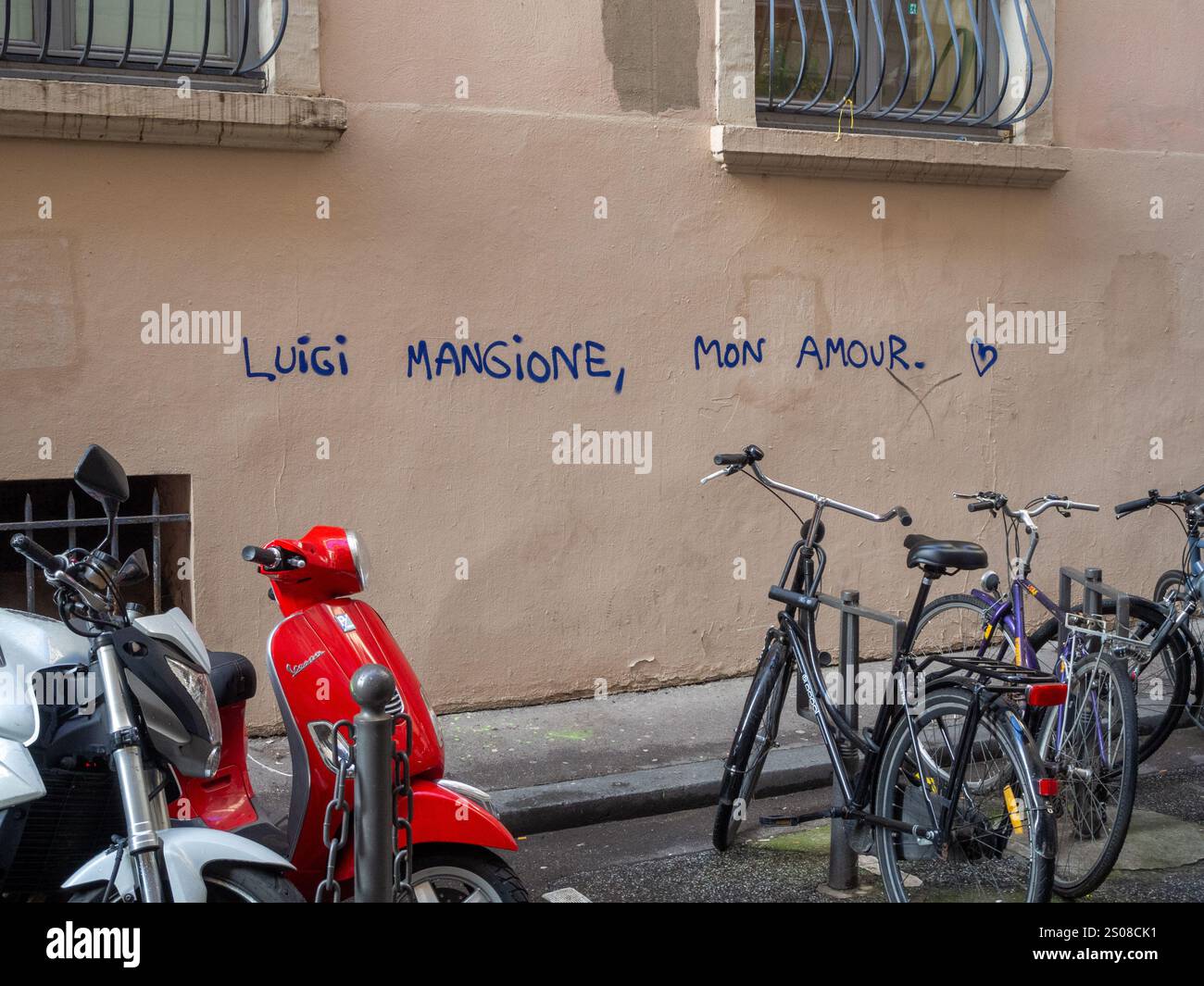 Graffiti Pro-Luigi Mangione a Lione, Francia. Visto il 21 dicembre 2024. Foto Stock