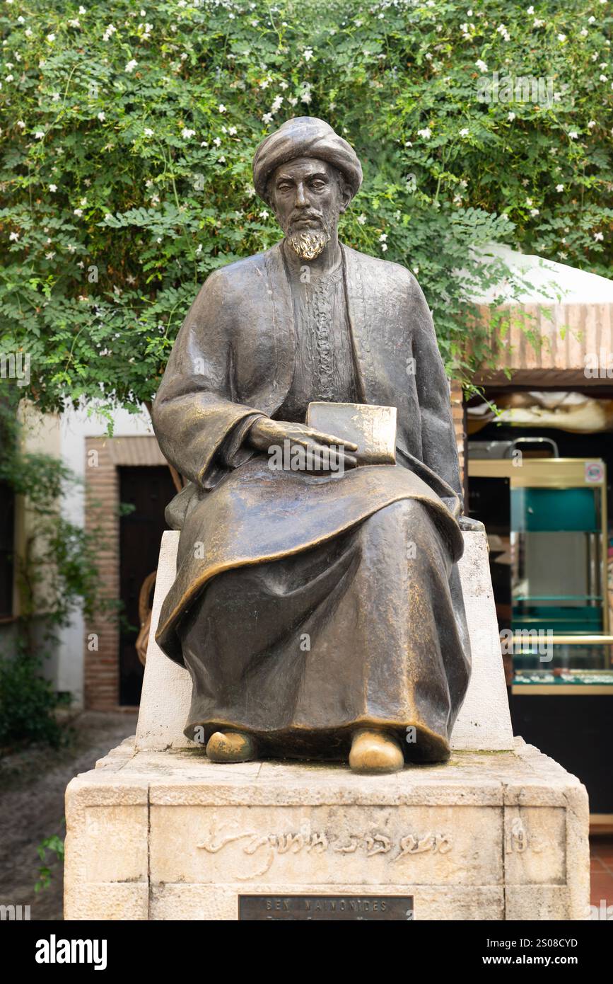 Cordova, Spagna - 28 ottobre 2024: Statua del filosofo Maimonide nel quartiere ebraico di Cordova, una figura storica chiave in spagnolo Foto Stock