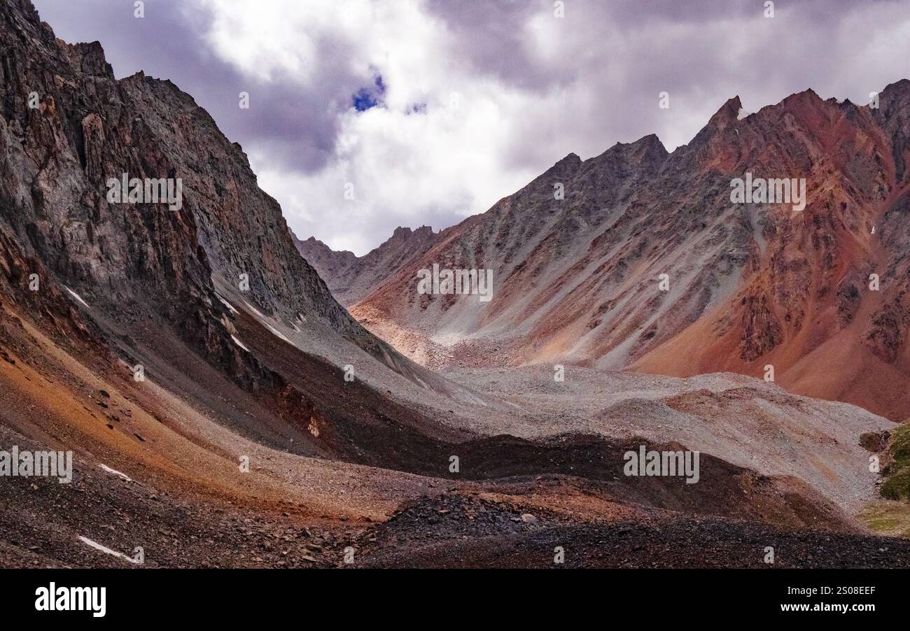 La vista panoramica dal passo di Sarry Mogol nel Kirghizistan sud-orientale, il punto più alto della Alay's Loop Traverse. Foto Stock