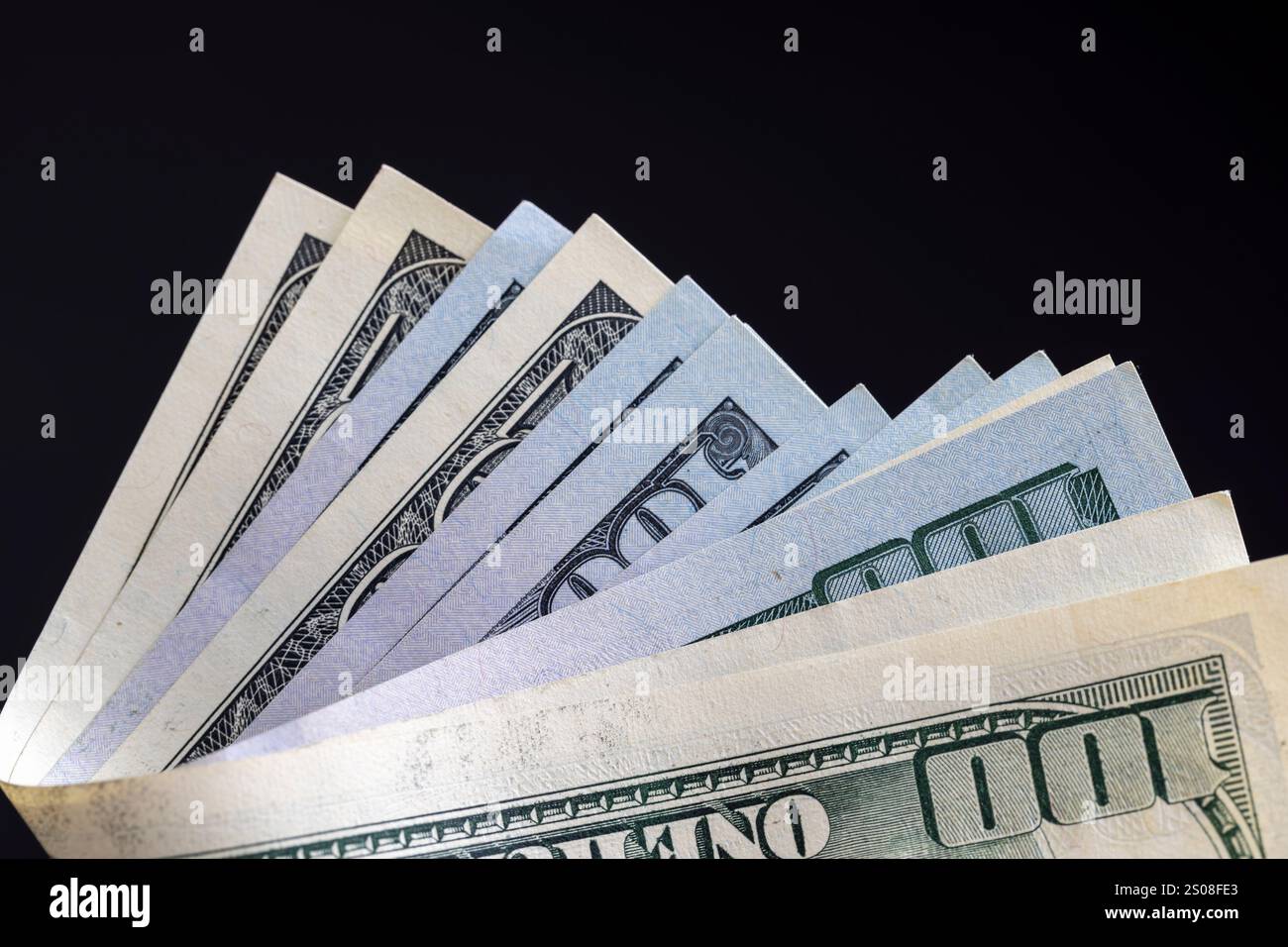 Banconote da cento dollari impilate insieme, un gruppo di autentici contanti americani di cento dollari da vicino Foto Stock
