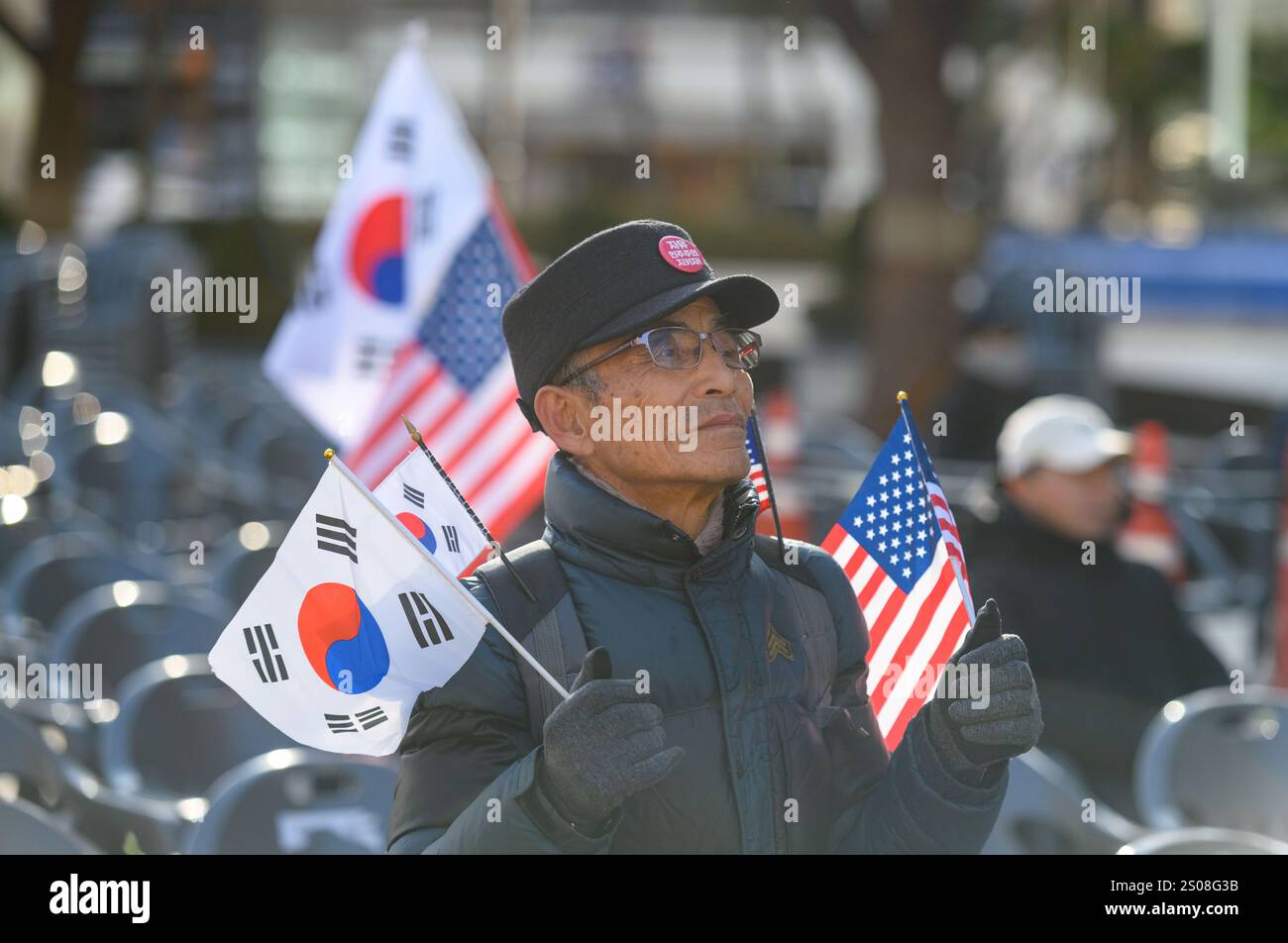 Seoul, Corea del Sud. 26 dicembre 2024. Un manifestante conservatore partecipa a una manifestazione a sostegno del presidente della Corea del Sud, Yoon Suk Yeol, che è stato accusato, nel centro di Seul. Il presidente in carica della Corea del Sud Han Duck-soo ha dichiarato nel dicembre 26 che non nominerà giudici alla Corte costituzionale fino a quando le parti rivali non concorderanno se ha l'autorità di farlo prima di una sentenza di impeachment sul presidente Yoon Suk Yeol. Crediti: SIPA USA/Alamy Live News Foto Stock