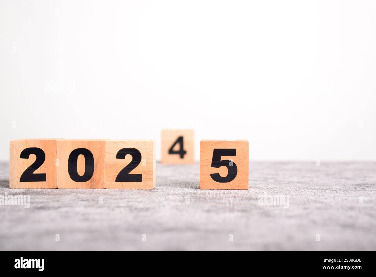 cambio di 2024 anni a 2025 anni per i cubi di legno. passaggio al nuovo anno, che rappresenta il cambiamento, il progresso e il viaggio del tempo in corso Foto Stock