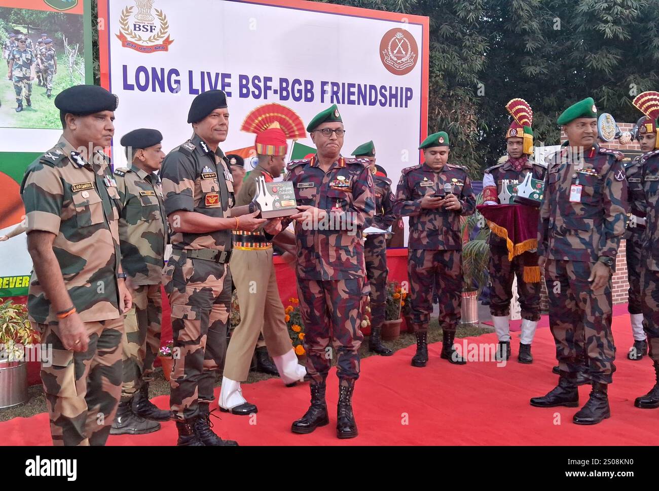 Siliguri, India. 25 dicembre 2024. Daljit Singh Chawdhary(L) il direttore generale della Border Security Force (BSF) passa momento all'ufficiale della Guardia di frontiera del Bangladesh (BGB) presso l'avamposto di Fulbari alla periferia di Siliguri il 25 dicembre 2024. (Foto di Diptendu Dutta/Sipa USA) credito: SIPA USA/Alamy Live News Foto Stock