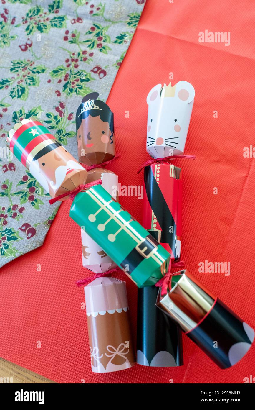 Cracker di Natale con il corridore da tavolo rosso Foto Stock