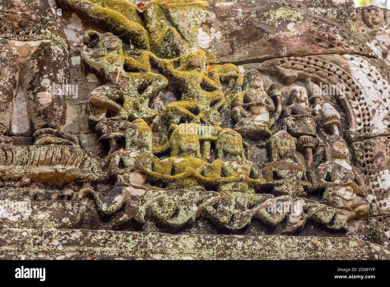 Antico tempio indù Ta Som khmer, decorazione di statue ricoperte di muschio, Parco Archeologico di Angkor, Siem Reap, Cambogia Foto Stock