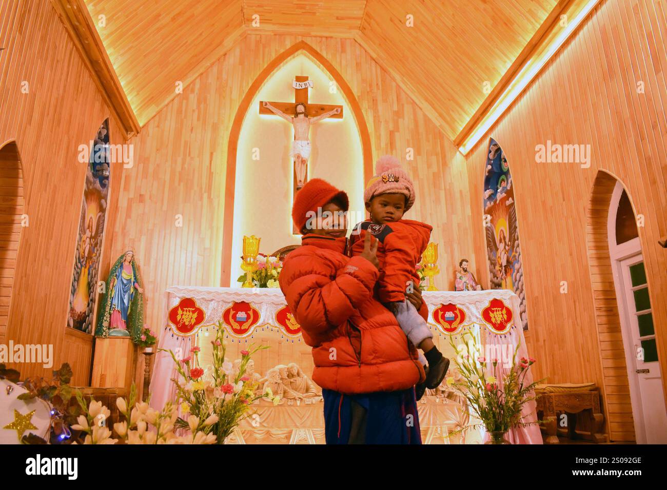 I devoti cristiani posano per una fotografia all'interno della chiesa cattolica della Sacra famiglia durante le celebrazioni natalizie a Srinagar, Jammu e Kashmir, il 25 dicembre 2024. (Foto di Danish Showkat/ credito: SIPA USA/Alamy Live News Foto Stock