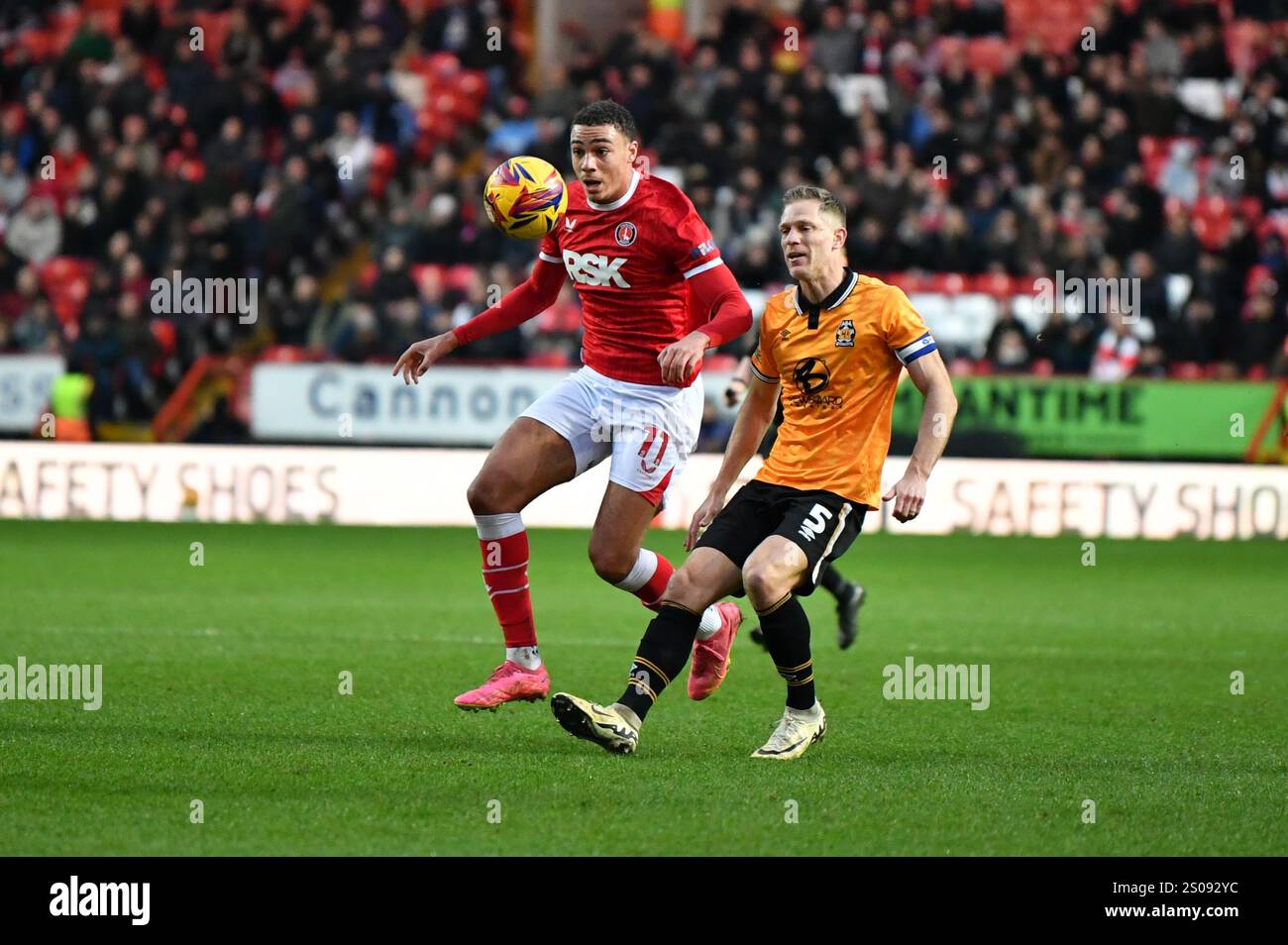 Londra, Inghilterra. 26 dicembre 2024. Miles Leaburn e Michael Morrison durante la partita della Sky Bet EFL League One tra il Charlton Athletic e il Cambridge United a The Valley, Londra. Kyle Andrews/Alamy Live News Foto Stock