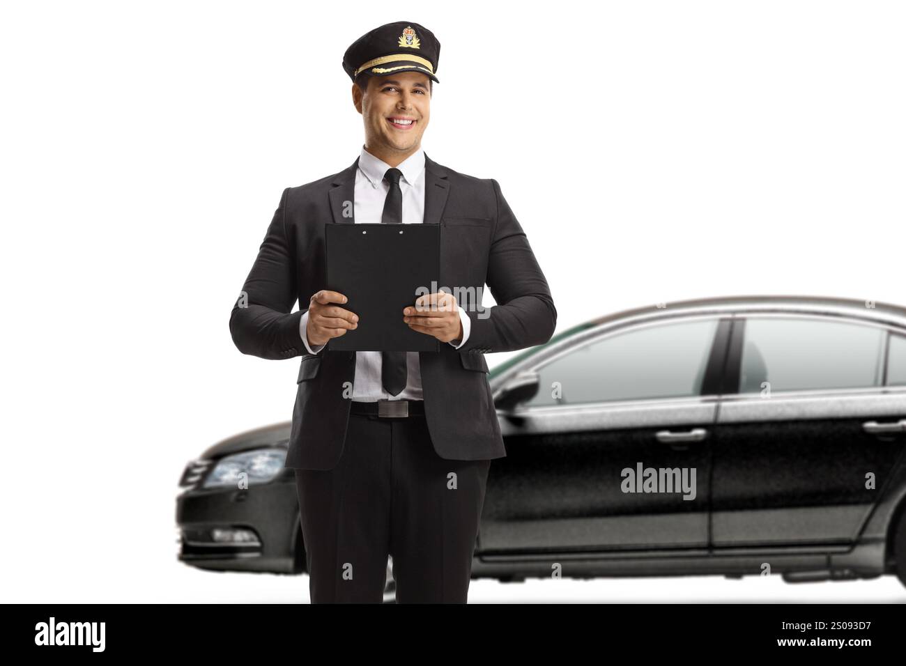 Autista con portadocumenti davanti a un'auto nera isolata su sfondo bianco Foto Stock
