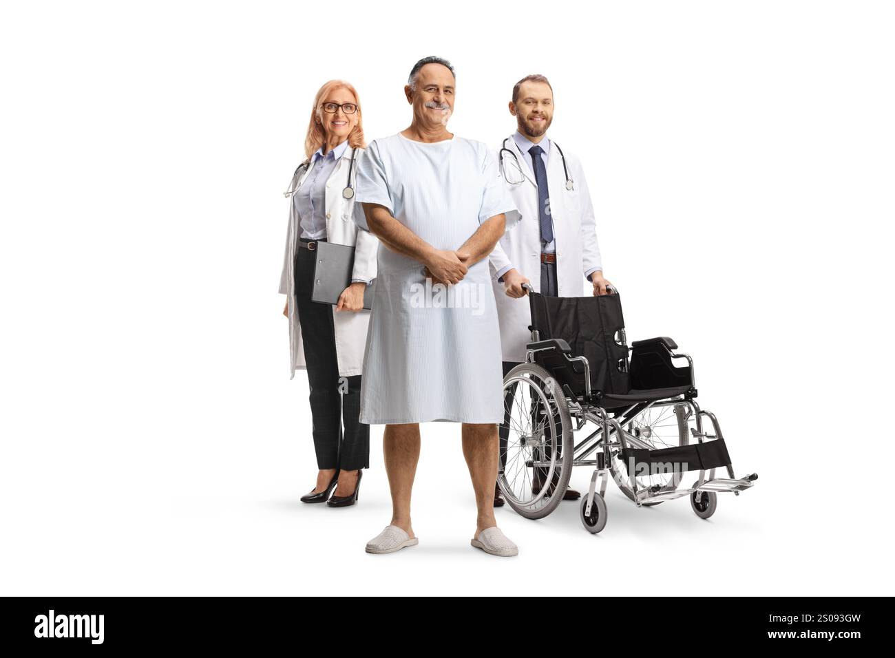 Paziente di sesso maschile maturo che si sta riprendendo in un ospedale con un team di medici isolati su sfondo bianco Foto Stock