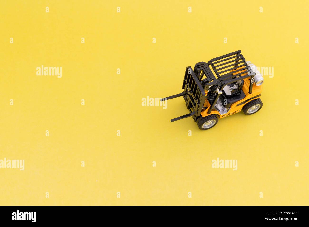 Modello di carrello elevatore su sfondo giallo con spazio di copia per il testo. Foto Stock