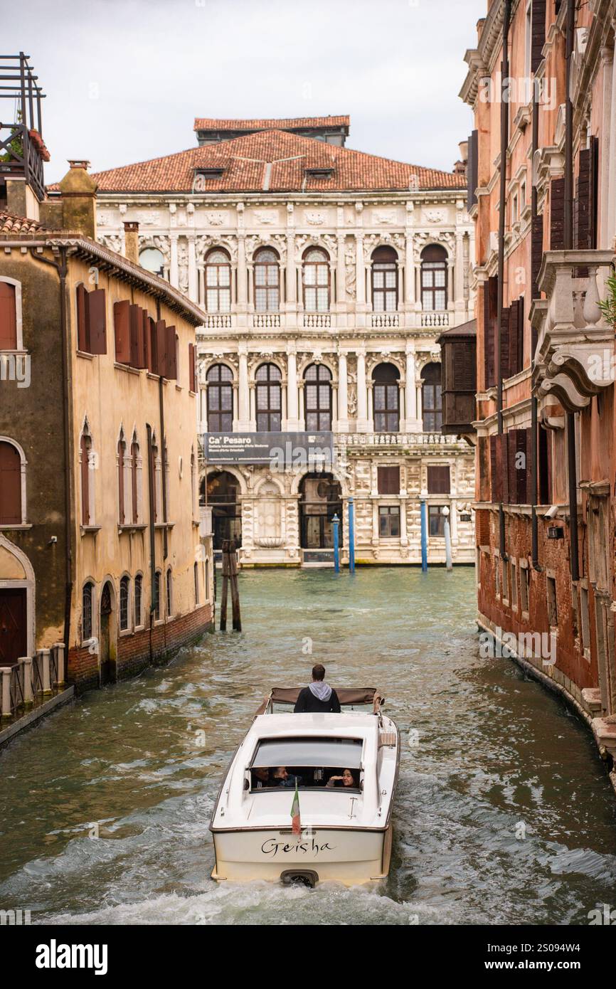 Venezia Italia - 9 ottobre 2024: Vista panoramica da Venezia Italia con canale, architettura storica e persone in vista. Foto Stock