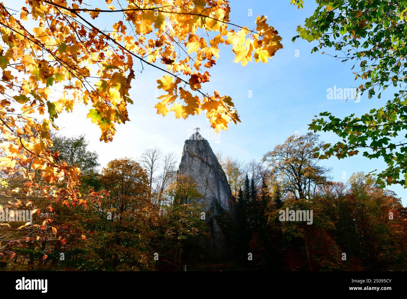 WeltWald Harz Der herbstliche Hübichenstein im Harz bei Bad Grund, fotografiert AM 27. Ottobre 2024. Bad Grund Niedersachsen Deutschland Hübichenstein1289 *** WeltWald Harz The autumnal Hübichenstein in the Harz Mountains vicino Bad Grund, fotografato il 27 ottobre 2024 Bad Grund bassa Sassonia Germania Hübichenstein1289 Foto Stock