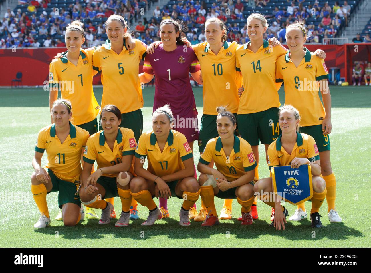 WINNIPEG, CANADA - 12 GIUGNO: La squadra australiana si allinea prima di una partita del gruppo D della Coppa del mondo femminile contro la Nigeria il 12 giugno 2015 al Winnipeg Stadium di Winnipeg, Canada. Solo per uso editoriale. Uso commerciale vietato. (Fotografia di Jonathan Paul Larsen / Diadem Images) Foto Stock