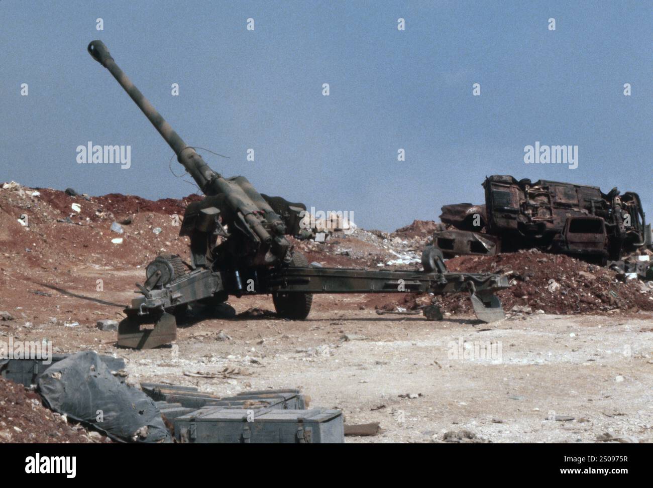 Guerra in Libano 1982 Beirut / Lebanon onwar 82 - al-Mourabitoun / Organizzazione indipendente dei asseriti (INO) / movimento indipendente dei asseriti (INM) / movimento dei asseristi indipendenti (MIN) West-Beirut trainato Gun / Field Gun Chinese Type 59 / M59 Foto Stock