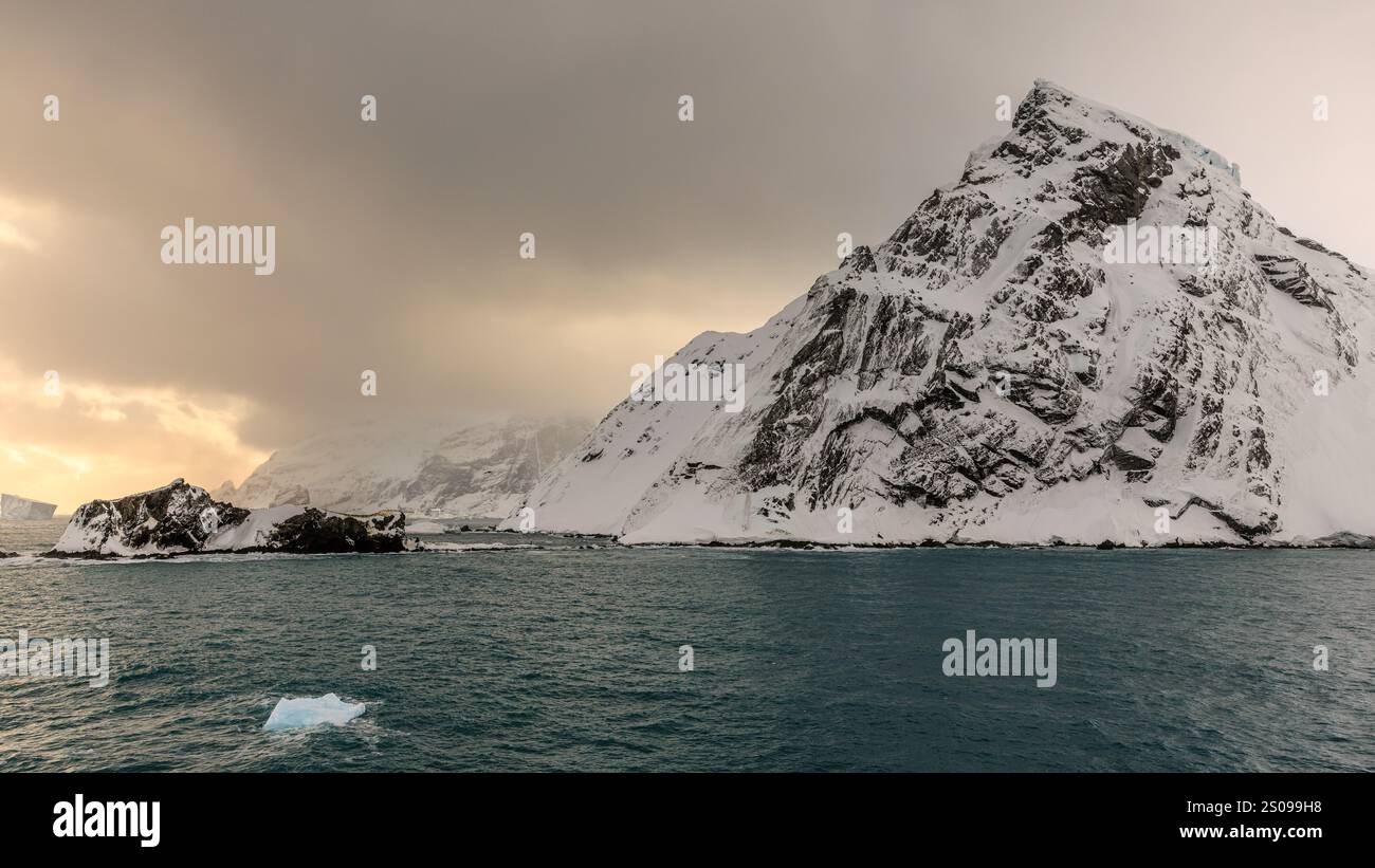 il paesaggio di point wild sull'isola degli elefanti è remoto e proibisce con montagne innevate e promontori rocciosi e cielo tempestoso Foto Stock