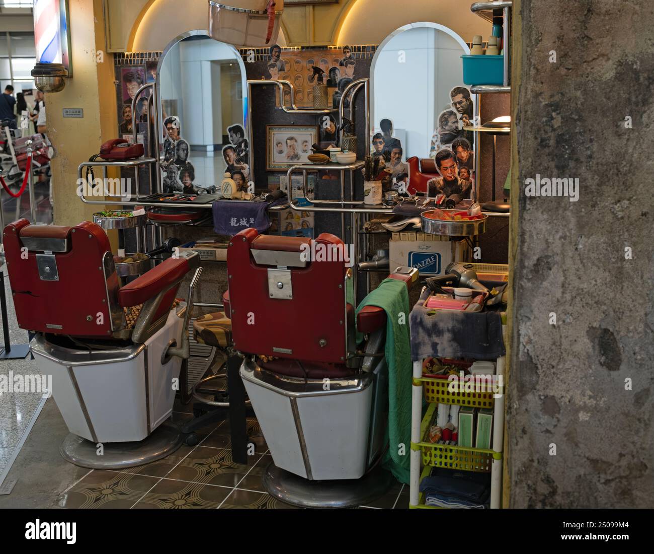 Hong Kong, 5 novembre 2024: L'esposizione di oggetti di scena teatrali è esposta dal film "Twilight of the Warriors: Walled in" in aeroporto. e' diventato th Foto Stock