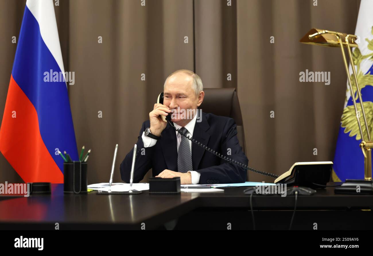 Orekhovo, Russia. 26 dicembre 2024. Il presidente russo Vladimir Putin, parla al telefono con Taisiya Leonova, una dodicenne della regione di Mosca, come parte della campagna di beneficenza nazionale albero dei desideri di Capodanno, 26 dicembre 2024 a Orekhovo, Oblast' di Leningrado, Russia. Il sogno di Taisiya era di partecipare a una prova dell'Igor Moiseyev State Academic Folk Dance Ensemble con sua madre e suo fratello. Crediti: Alexander Kazakov/piscina del Cremlino/Alamy Live News Foto Stock