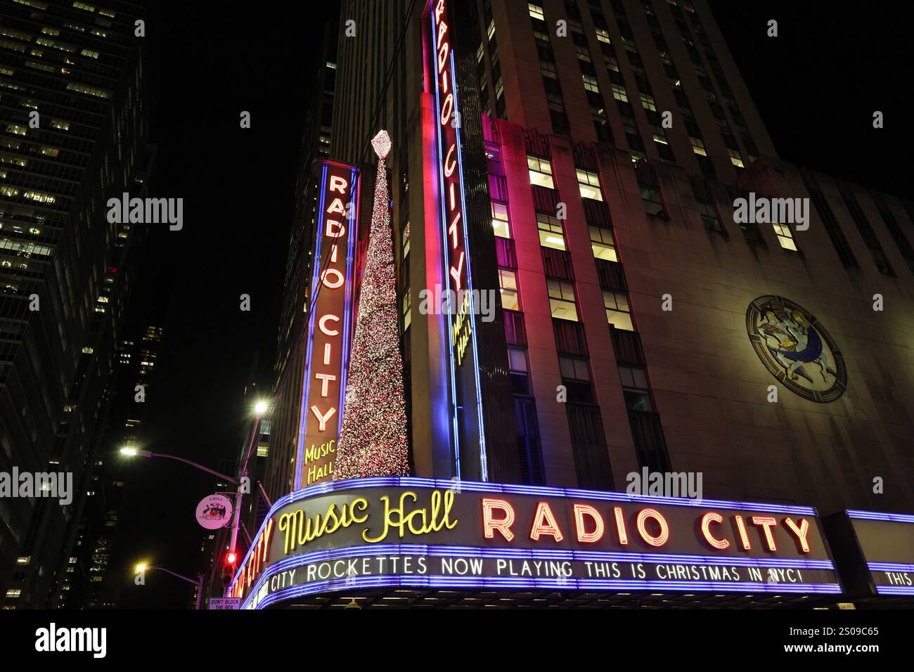 New York, New York - 17 dicembre 2024: Radio City Music Hall di New York City, illuminata di notte con luci natalizie Foto Stock