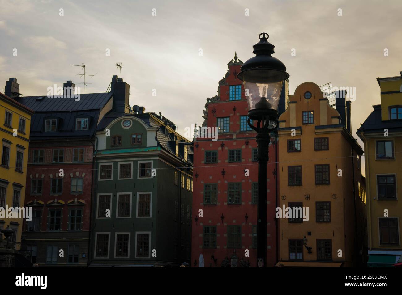 facciate colorate di palazzi in piazza stortorget a stoccolma in svezia Foto Stock