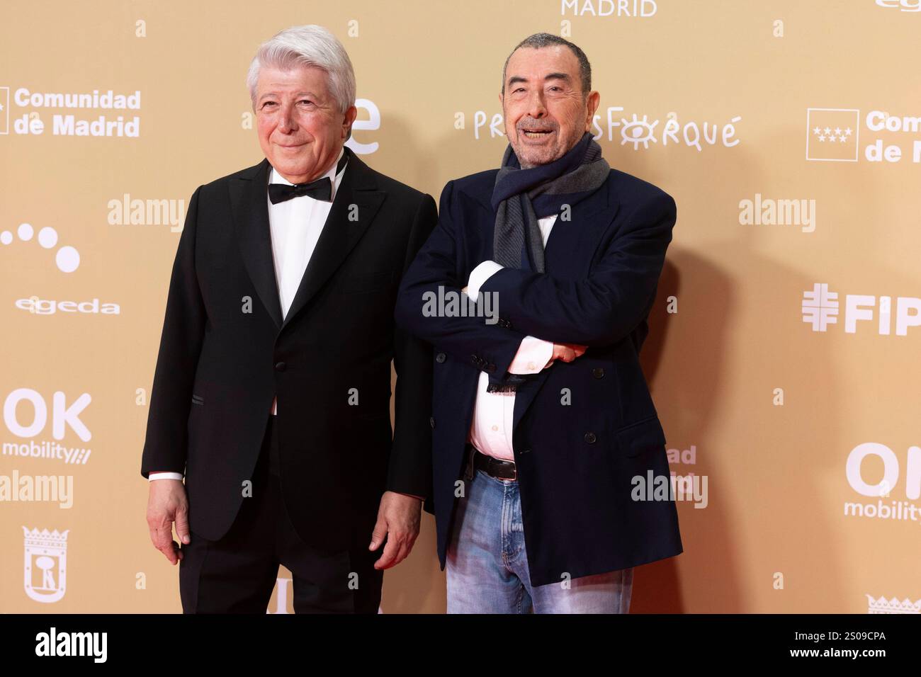 Enrique Cerezo e Jose Luis Garci partecipano al Red carpet per i Jose María Forque Awards 2024 al Palacio Municipal de Congresos de Madrid. Foto Stock