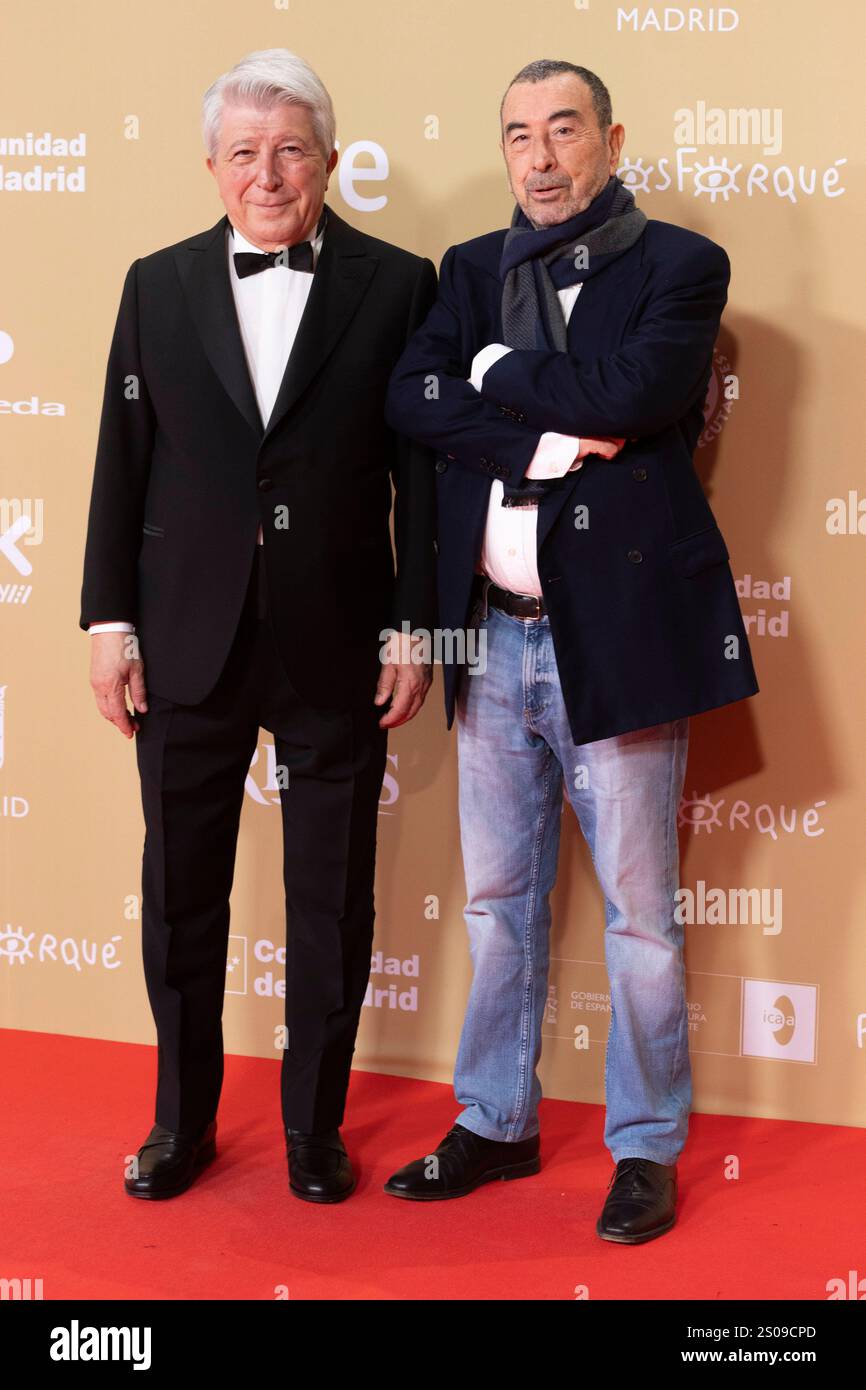 Enrique Cerezo e Jose Luis Garci partecipano al Red carpet per i Jose María Forque Awards 2024 al Palacio Municipal de Congresos de Madrid. Foto Stock