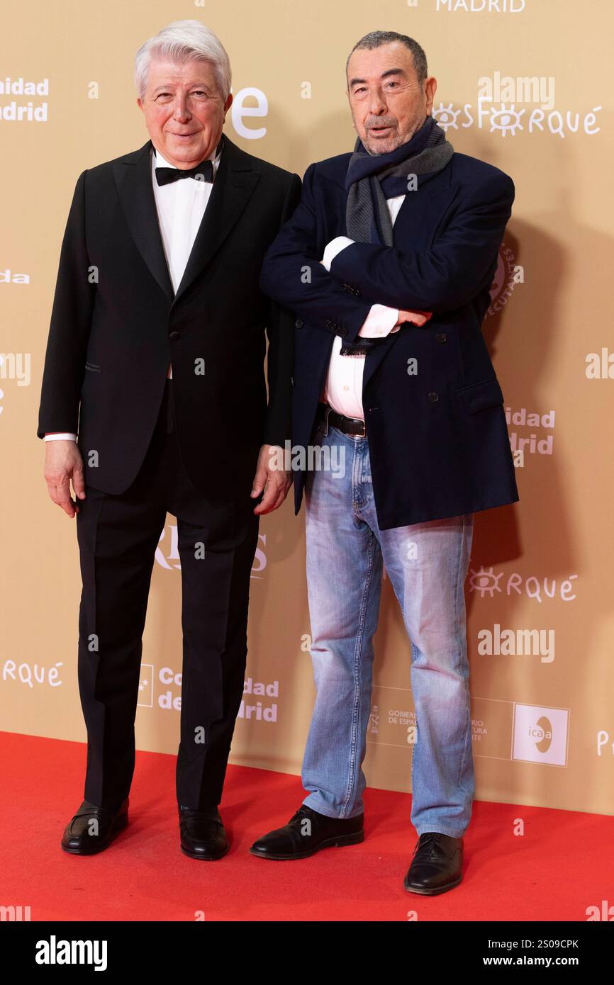 Enrique Cerezo e Jose Luis Garci partecipano al Red carpet per i Jose María Forque Awards 2024 al Palacio Municipal de Congresos de Madrid. Foto Stock