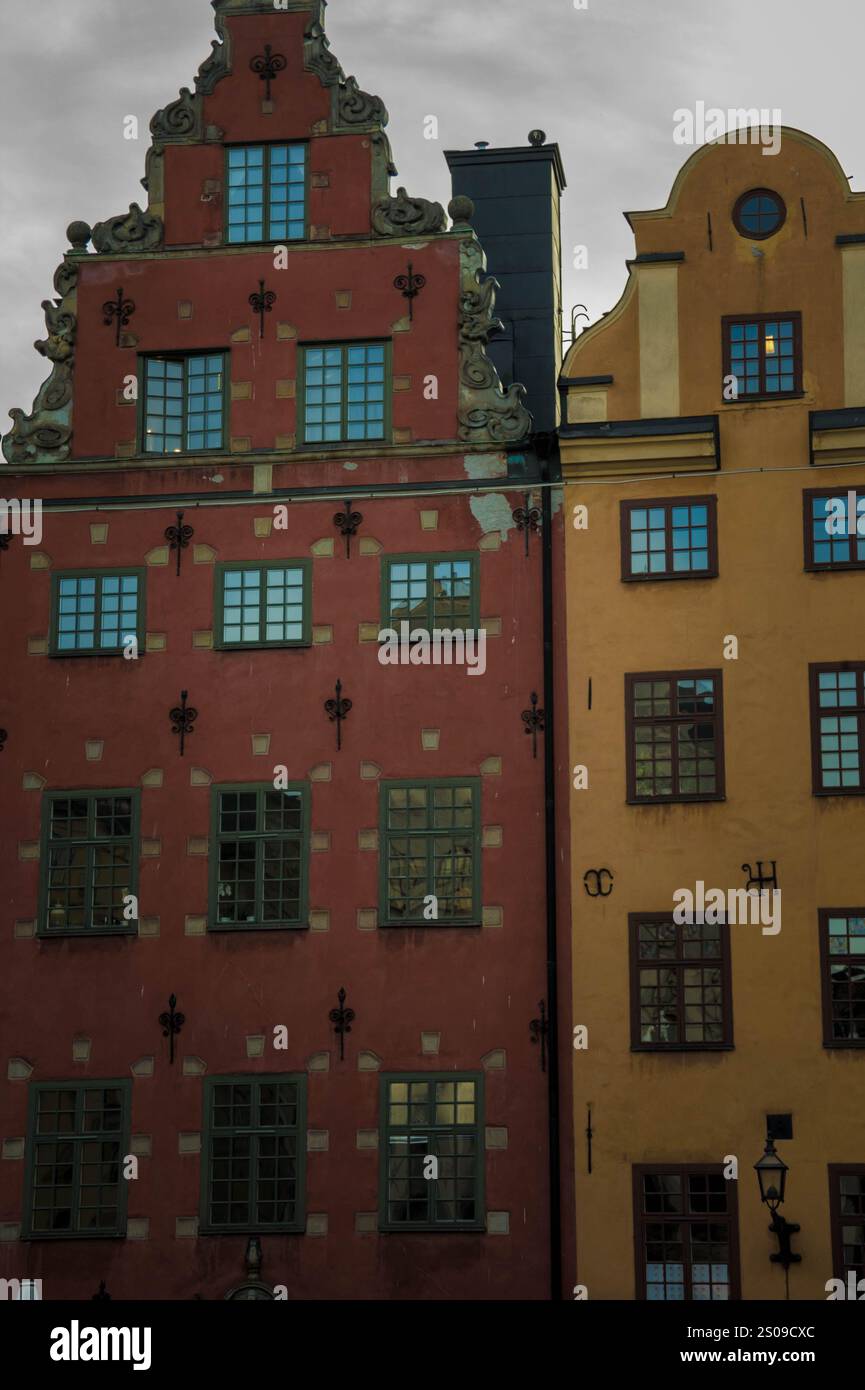 facciate colorate di palazzi in piazza stortorget a stoccolma in svezia Foto Stock