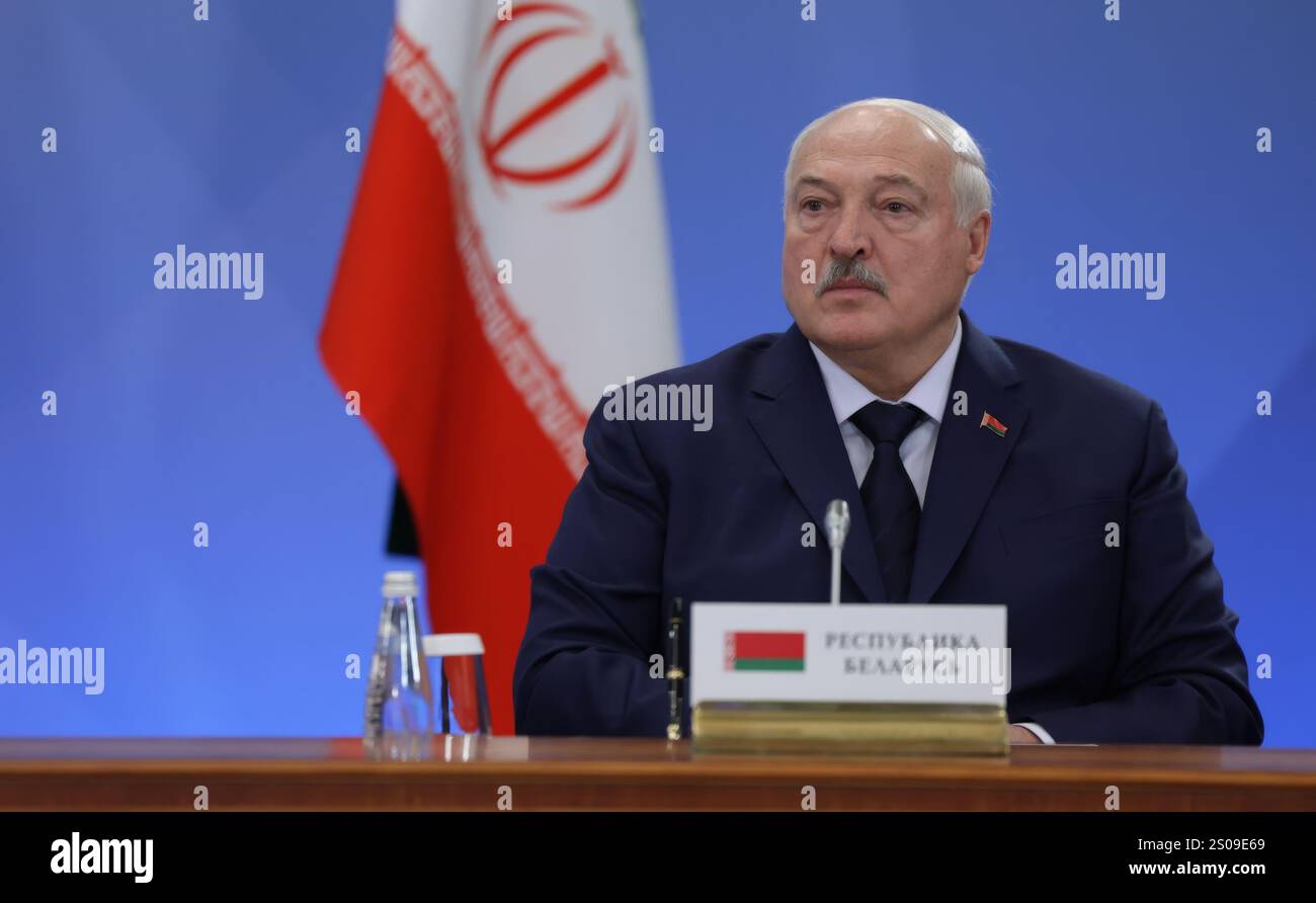 Orekhovo, Russia. 26 dicembre 2024. Il presidente bielorusso Alexander Lukashenko, ascolta durante la riunione dei leader del Consiglio economico eurasiatico presso la località di Igora, il 26 dicembre 2024, a Orekhovo, Oblast' di Leningrado, Russia. Crediti: Gavriil Grigorov/piscina del Cremlino/Alamy Live News Foto Stock