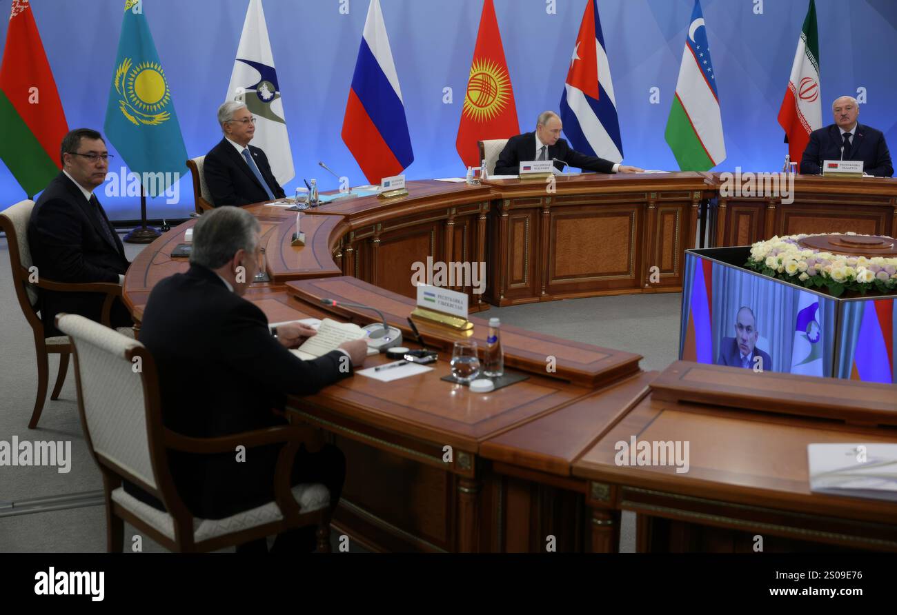 Orekhovo, Russia. 26 dicembre 2024. Il presidente russo Vladimir Putin, centro, ospita il vertice dei leader del Consiglio economico eurasiatico presso la località di Igora, il 26 dicembre 2024, a Orekhovo, Oblast di Leningrado, Russia. Seduta da sinistra: Il presidente tagiko Emomali Rahmon, il presidente kirghiso Sadyr Japarov, il presidente kazako Kassym-Jomart Tokayev, il presidente russo Vladimir Putin e il presidente bielorusso Alexander Lukashenko. Crediti: Gavriil Grigorov/piscina del Cremlino/Alamy Live News Foto Stock