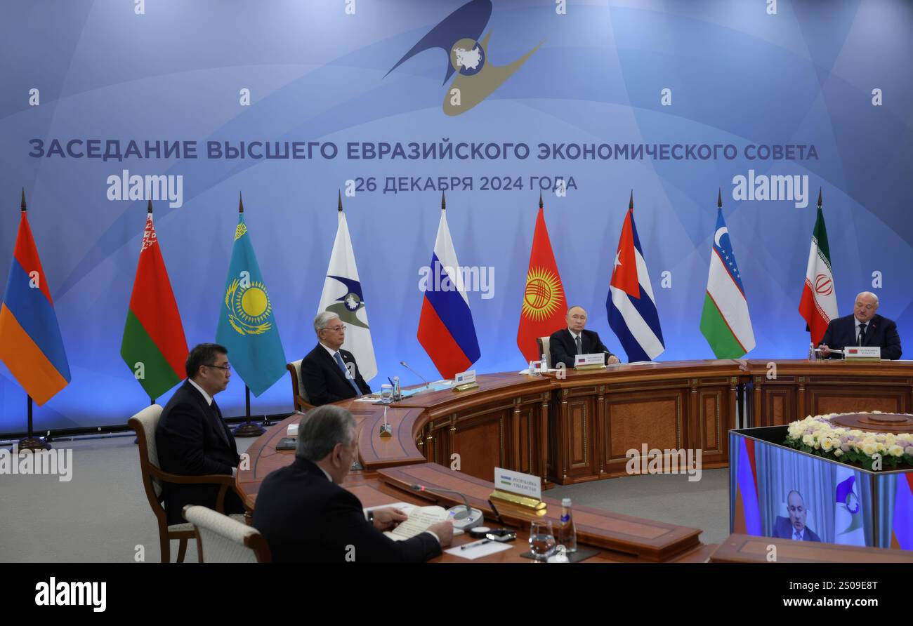 Orekhovo, Russia. 26 dicembre 2024. Il presidente russo Vladimir Putin, centro, ospita il vertice dei leader del Consiglio economico eurasiatico presso la località di Igora, il 26 dicembre 2024, a Orekhovo, Oblast di Leningrado, Russia. Seduta da sinistra: Il presidente tagiko Emomali Rahmon, il presidente kirghiso Sadyr Japarov, il presidente kazako Kassym-Jomart Tokayev, il presidente russo Vladimir Putin e il presidente bielorusso Alexander Lukashenko. Crediti: Gavriil Grigorov/piscina del Cremlino/Alamy Live News Foto Stock