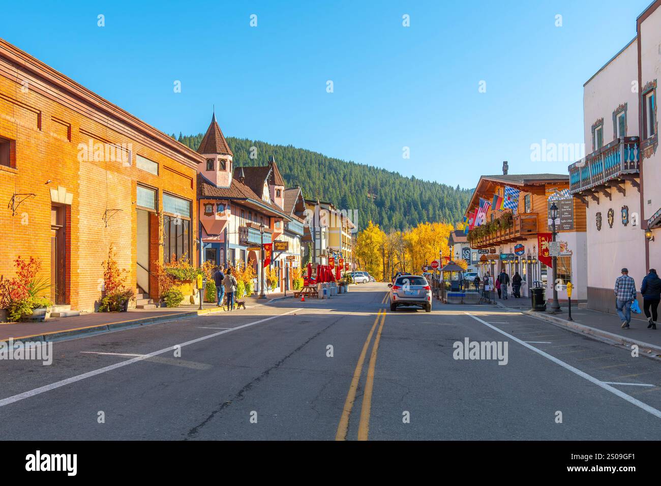 Edifici a tema bavarese con negozi e caffetterie nella pittoresca cittadina di montagna di Leavenworth nelle Cascade Mountains nel centro di Washington. Foto Stock