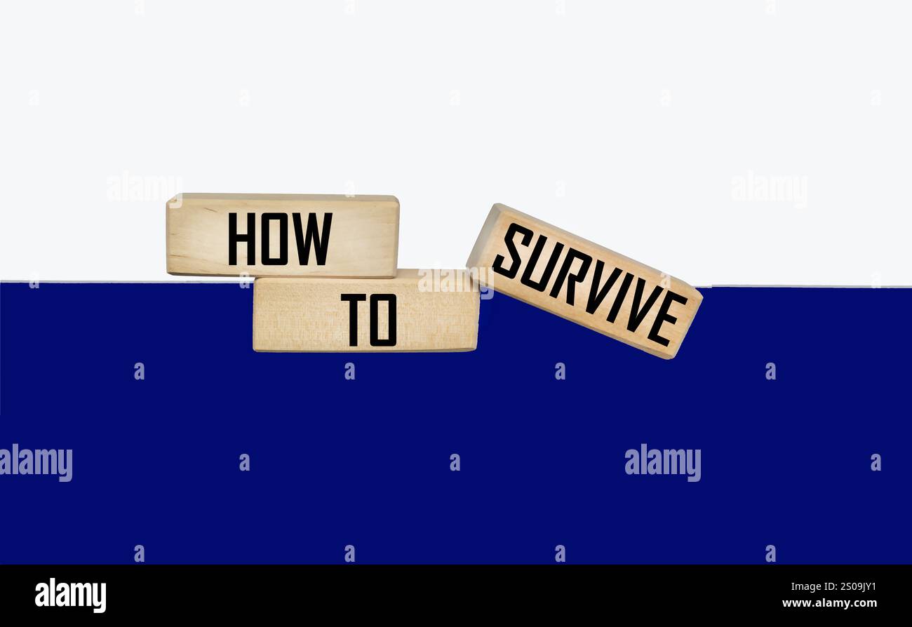 Come sopravvivere alle parole su blocchi di legno. Il concetto di sopravvivenza di una startup aziendale. Il concetto di prevenzione del coronavirus nel settore sanitario. Foto Stock