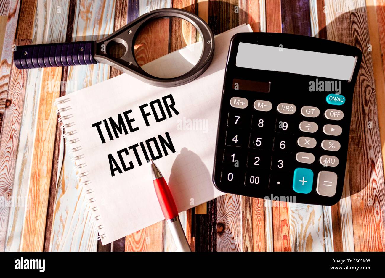 Un notebook etichettato Time to ACT. Il concetto di urgenza e la necessità di agire Foto Stock