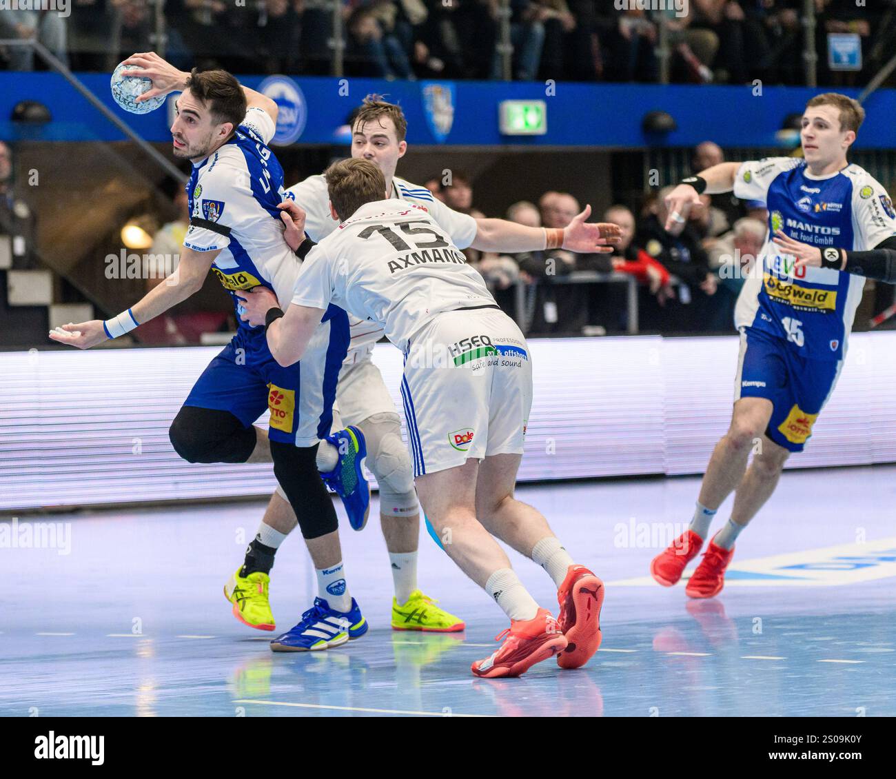 Filip Vistorop (ThSV Eisenach, #4), Dominik Axmann (Rueckraum Links, HSV Hamburg, #15) GER, Thueringen, ThSV Eisenach gegen HSV Hamburg, Handball, Daikin 1. Handballbundesliga, 17.Spieltag, Saison 2024/2025, Donnerstag, 26.12.2024, 17,30 Uhr foto: Eibner-Pressefoto/Martin Herbst Foto Stock