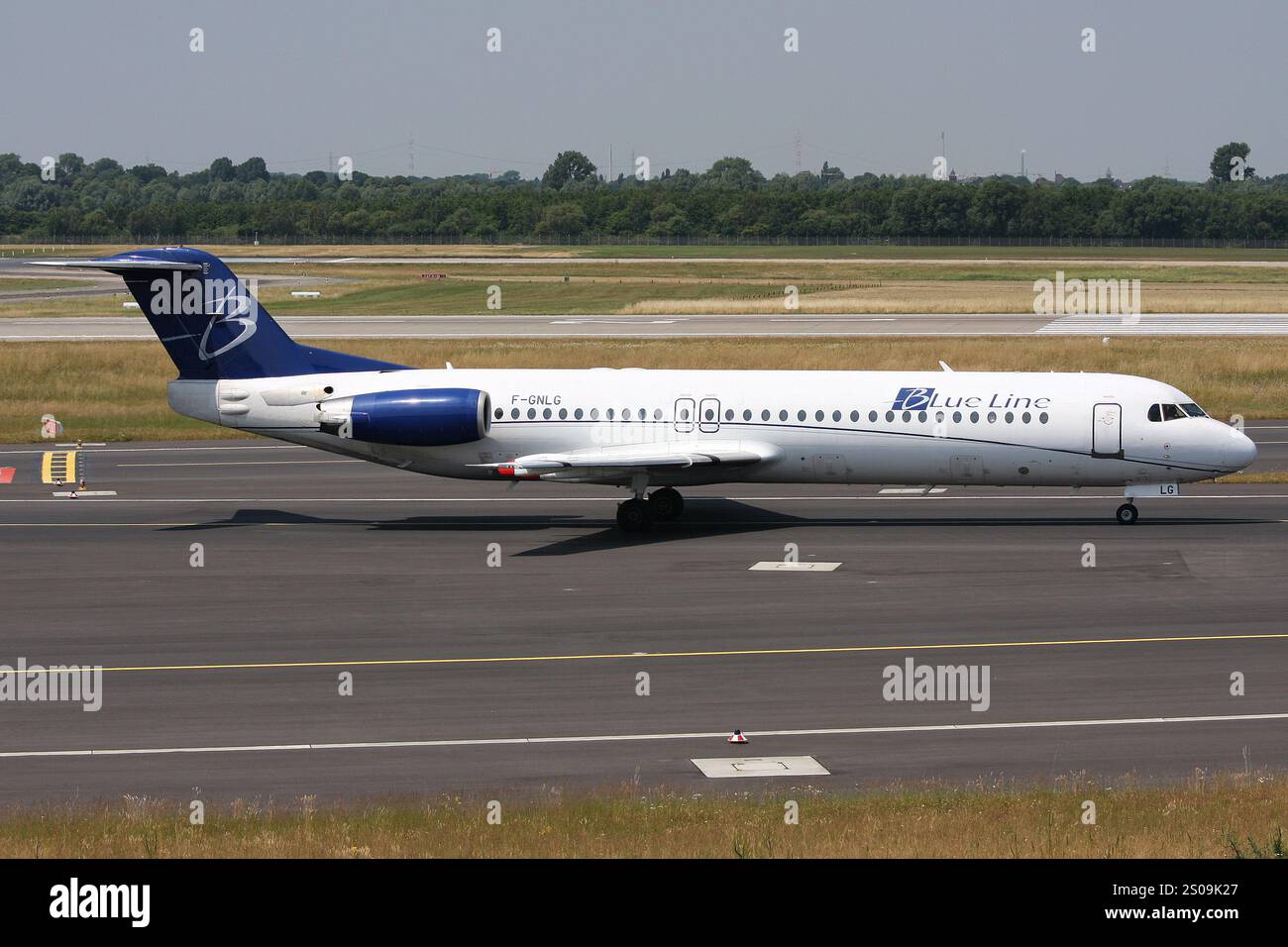 Linea Blu francese Fokker 100 con registrazione F-GNLG sulla strada di rullaggio all'aeroporto di Dusseldorf Foto Stock