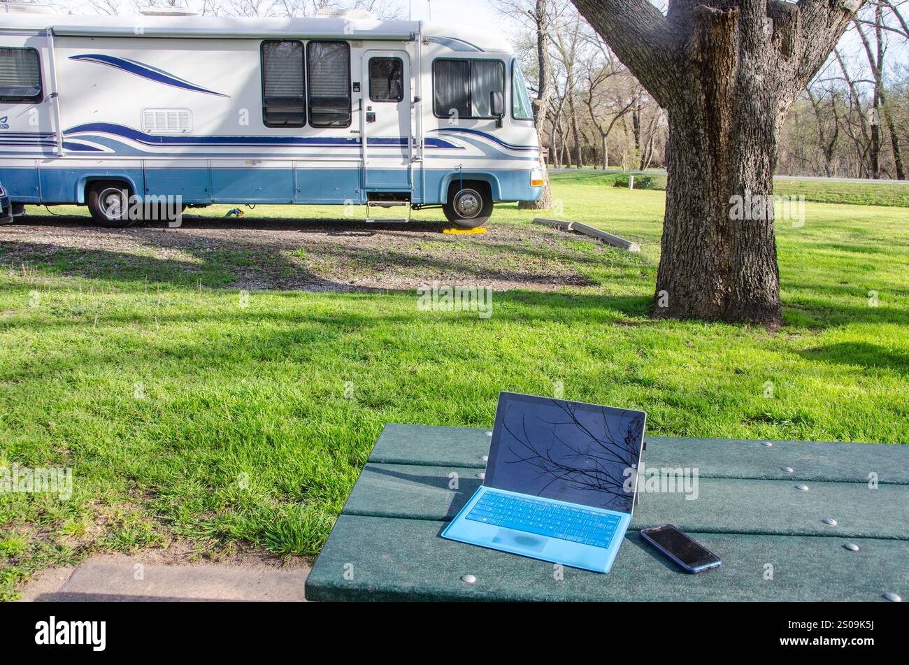 Un viaggiatore a tempo pieno in camper che lavora mentre si viaggia a volte si reca in un ufficio all'aperto quando il tempo è favorevole. Questo di solito consiste in una "la" Foto Stock