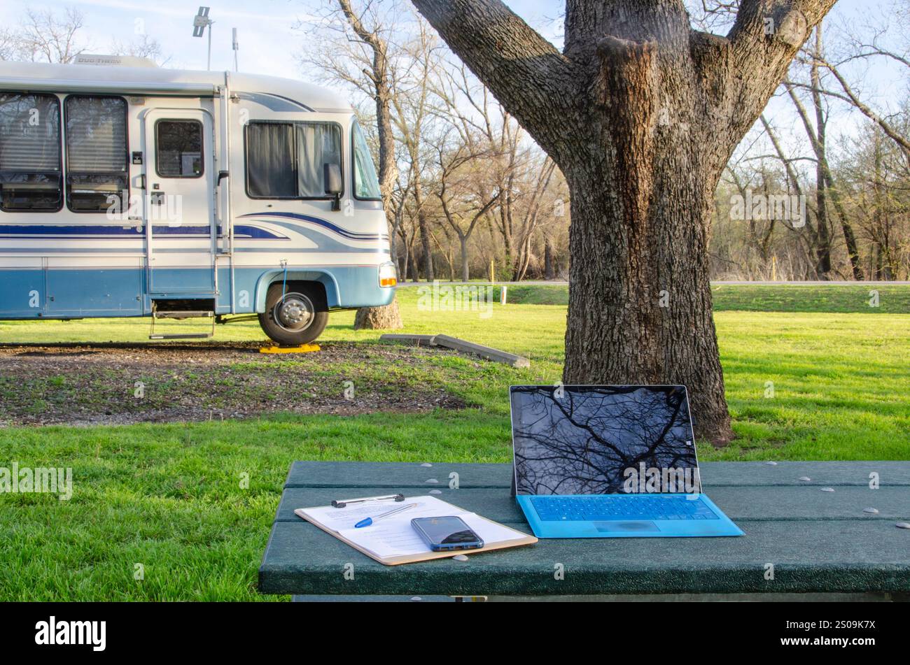Un viaggiatore a tempo pieno in camper che lavora mentre si viaggia a volte si reca in un ufficio all'aperto quando il tempo è favorevole. Questo di solito consiste in una "la" Foto Stock