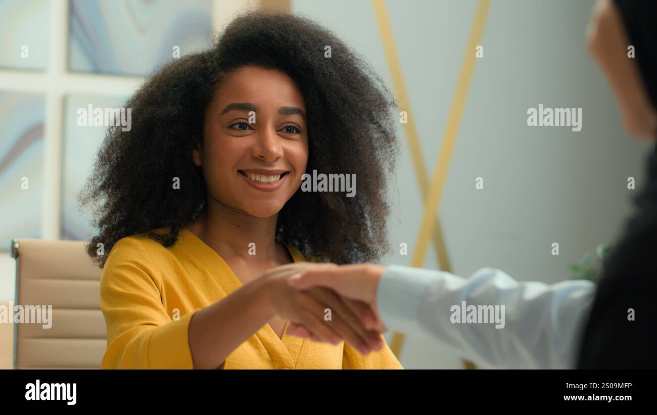 Ragazza afroamericana donna d'affari felice datore di lavoro assunzione di risorse umane candidato concludere accordo accordo stringere la mano a partner commerciali donne Foto Stock