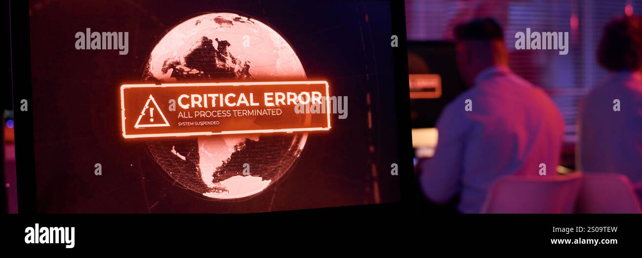 Intestazione del luogo di lavoro del tecnico IT in una sala server buia con schermo del computer che mostra un errore critico nel processo di lavoro Foto Stock