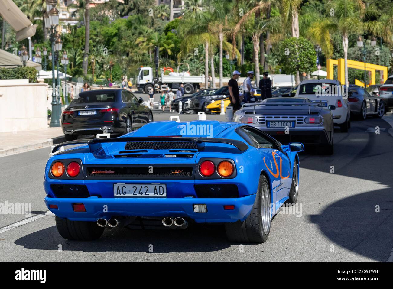 Monte Carlo, Monaco - Vista su una Lamborghini Diablo SV blu che guida sulla strada verso la Piazza del Casinò. Foto Stock