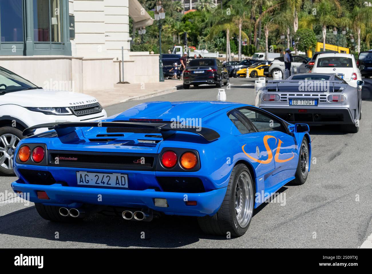 Monte Carlo, Monaco - Vista su una Lamborghini Diablo SV blu che guida sulla strada verso la Piazza del Casinò. Foto Stock