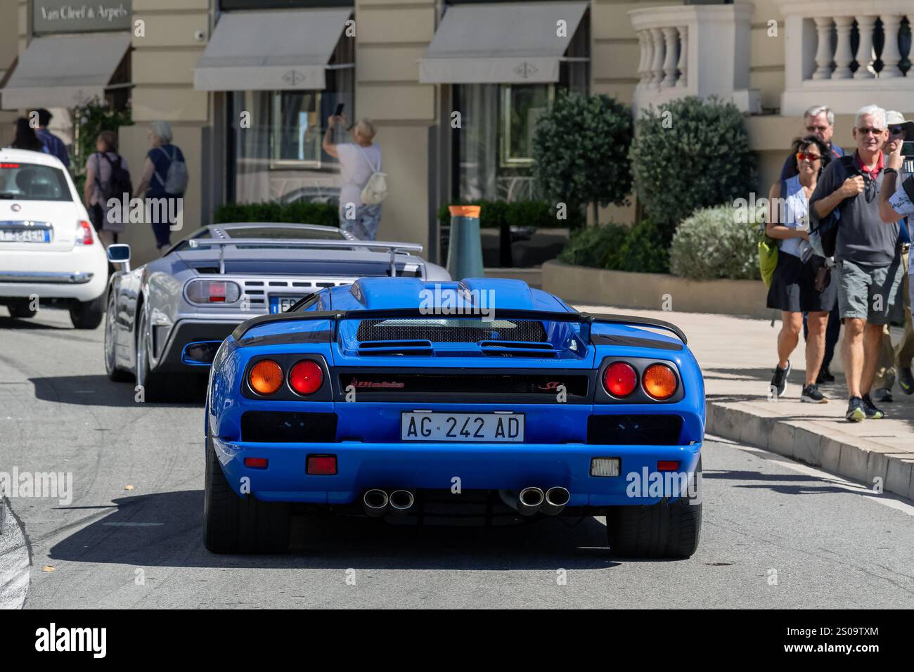 Monte Carlo, Monaco - Vista su una Lamborghini Diablo SV blu che guida sulla strada verso la Piazza del Casinò. Foto Stock