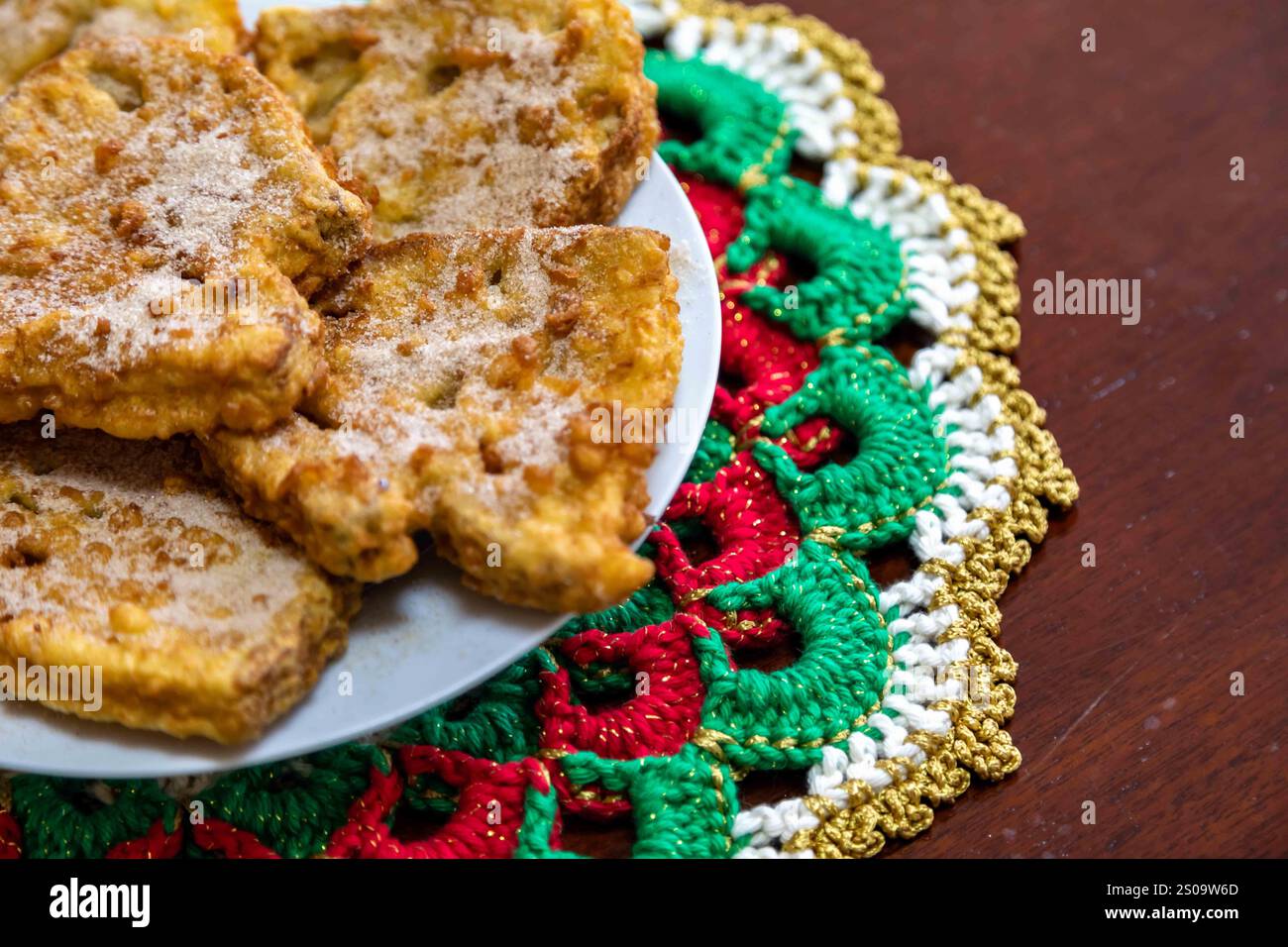 Tradizionale toast alla francese di Natale servito con zucchero alla cannella in un ambiente natalizio Foto Stock