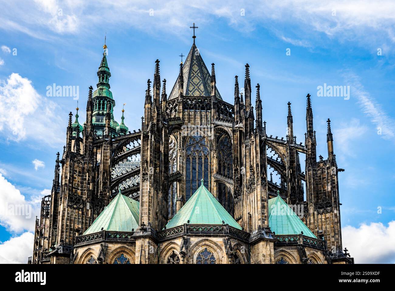 Vista esterna dell'abside gotico della Cattedrale di San Vito, facciata orientale, Castello di Praga, Cechia Foto Stock