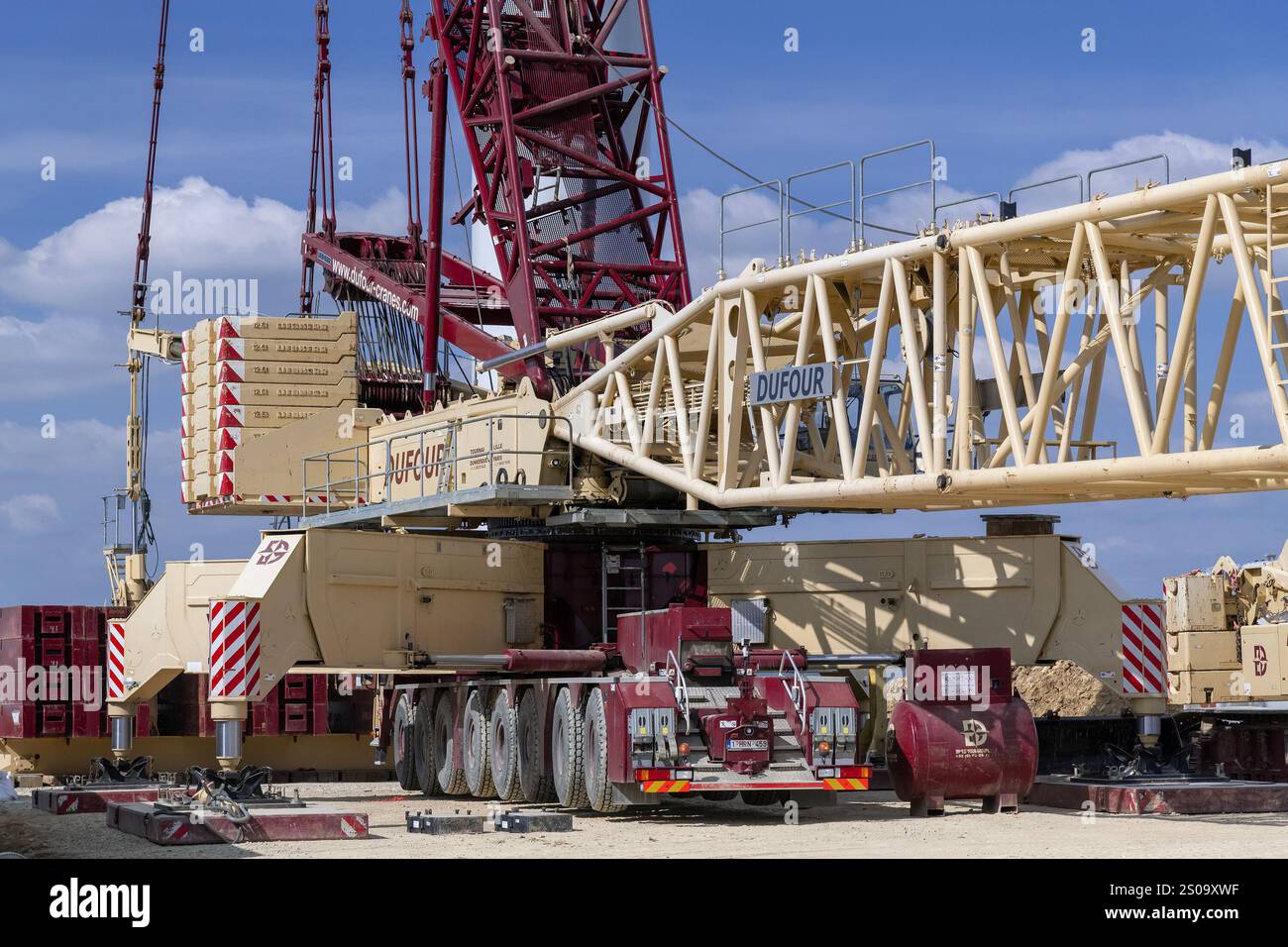 Nancy, Francia - Vista su una gru Beige e Borgogna lattice boom Liebherr LG 1750 nel cantiere di un parco eolico. Foto Stock
