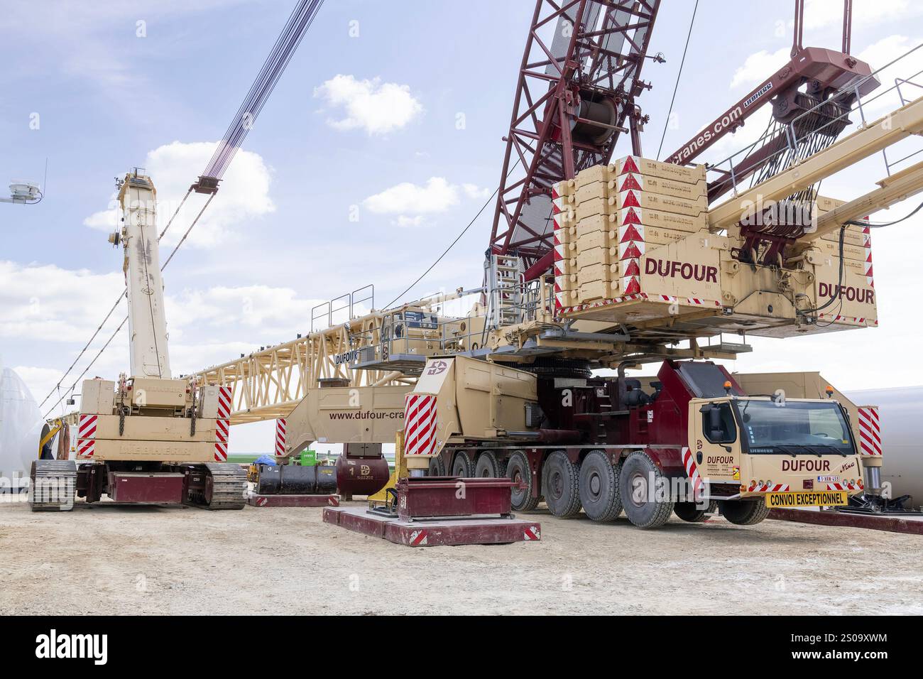Nancy, Francia - Vista su una gru Beige e Borgogna lattice boom Liebherr LG 1750 nel cantiere di un parco eolico. Foto Stock
