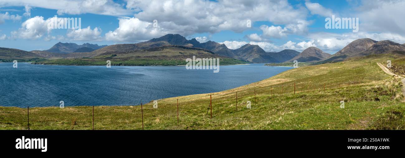 Vista panoramica della catena montuosa Cuillin sull'isola di Skye con Loch Slapin in primo piano, sulla pista da Suisnish, Scozia, Regno Unito. Foto Stock