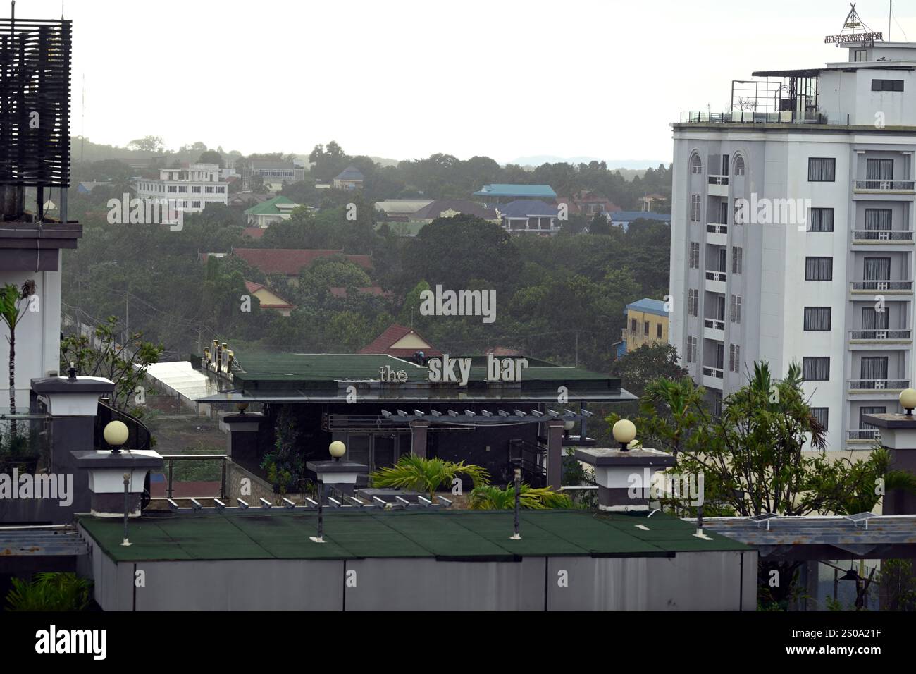 Un bar sul tetto (Sky) in un hotel a Ban Lung, nella provincia di Ratanakiri, Cambogia. Foto Stock