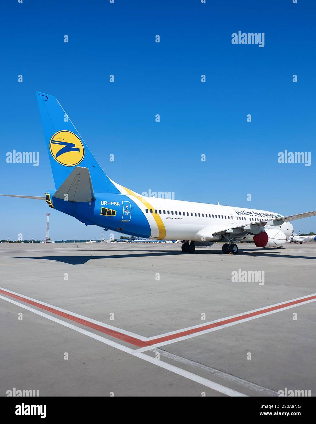 Aerei a terra durante la pandemia. Boeing 737 di Ukraine International Airlines con tutte le aperture a tenuta stagna sigillate con nastro adesivo e protezione c Foto Stock