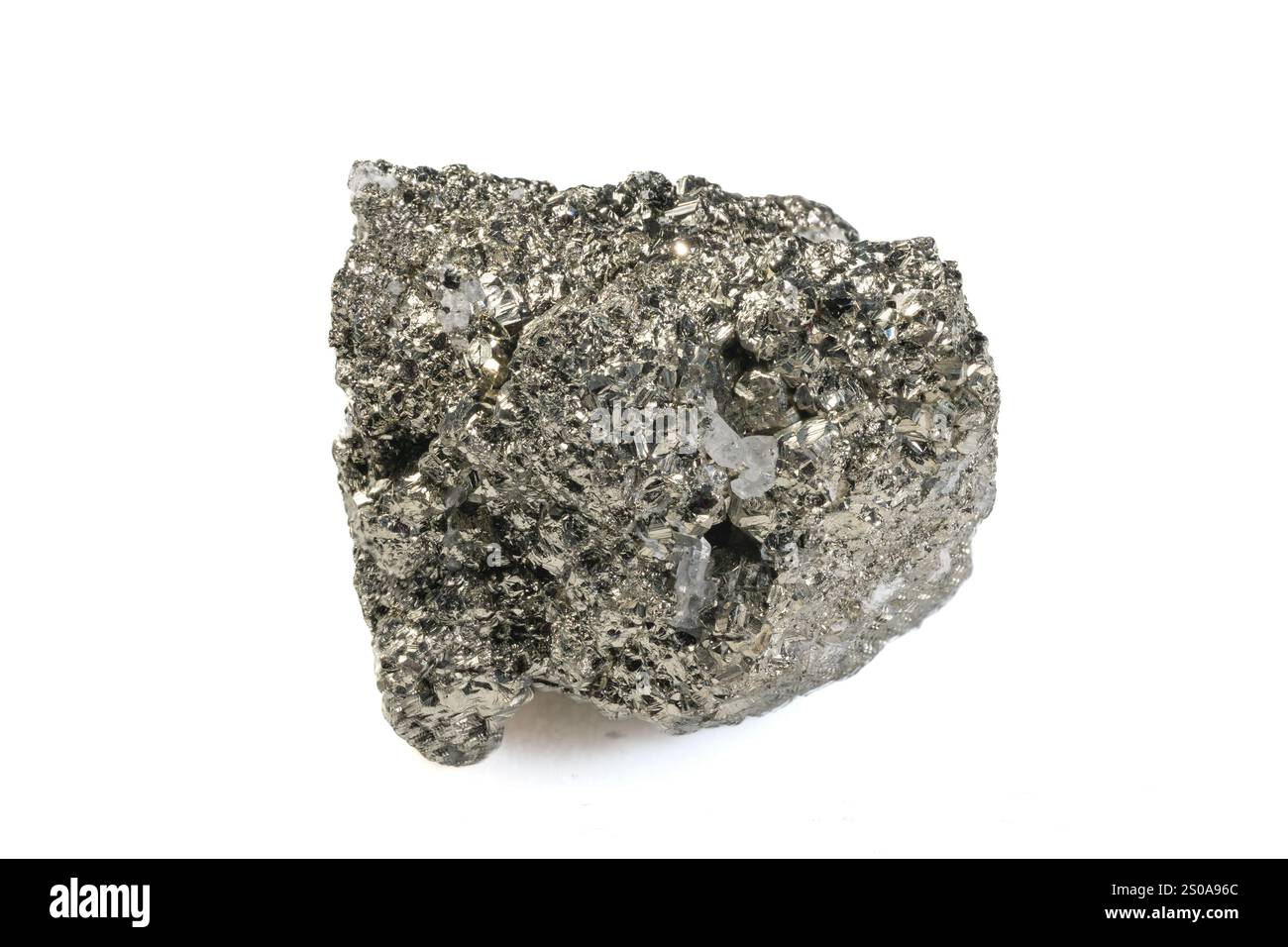 Cluster di cristallo in pirite naturale con lustro metallizzato e sfaccettature complesse. Foto Stock